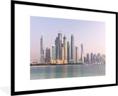 Fotolijst incl. Poster - De skyline van de wolkenkrabbers die in Dubai aan zee liggen - 90x60 cm - Posterlijst