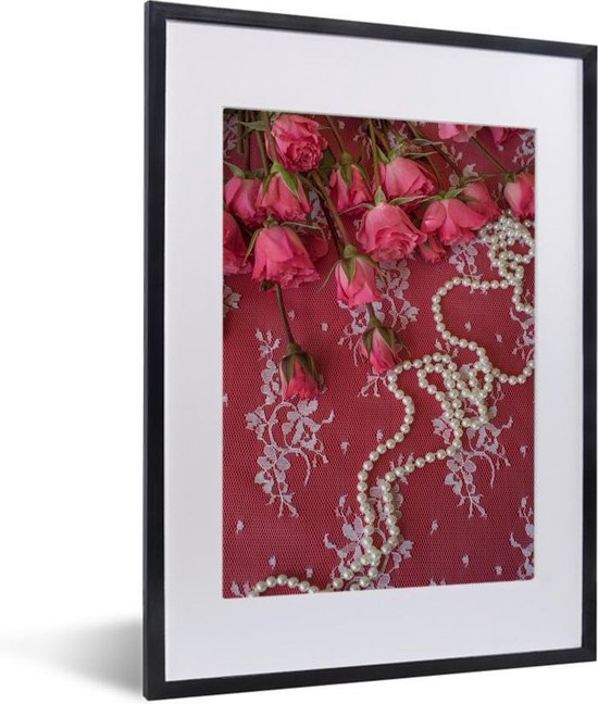 Colliers de perles le long d'un bouquet de roses roses