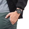 Man draagt een zilverkleurig Citizen Promaster duikhorloge met zwarte band.