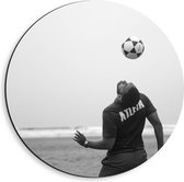 Dibond Wandcirkel - Voetballer op het Strand (zwart/wit) - 40x40cm Foto op Aluminium Wandcirkel (met ophangsysteem)