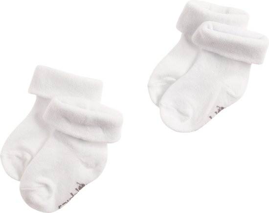 Twee paar witte babykousjes van Noppies met een zachte, omgeslagen boord.