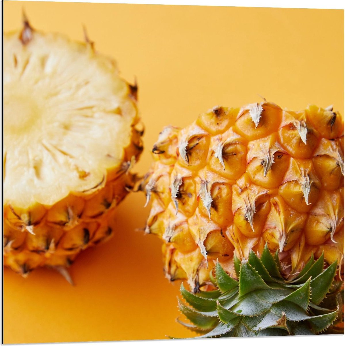 Dibond - Opengesneden Ananas met Gele Achtergrond - 80x80cm Foto op Aluminium (Met Ophangsysteem)