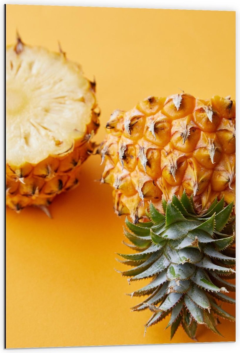 Dibond - Opengesneden Ananas met Gele Achtergrond - 60x90cm Foto op Aluminium (Met Ophangsysteem)