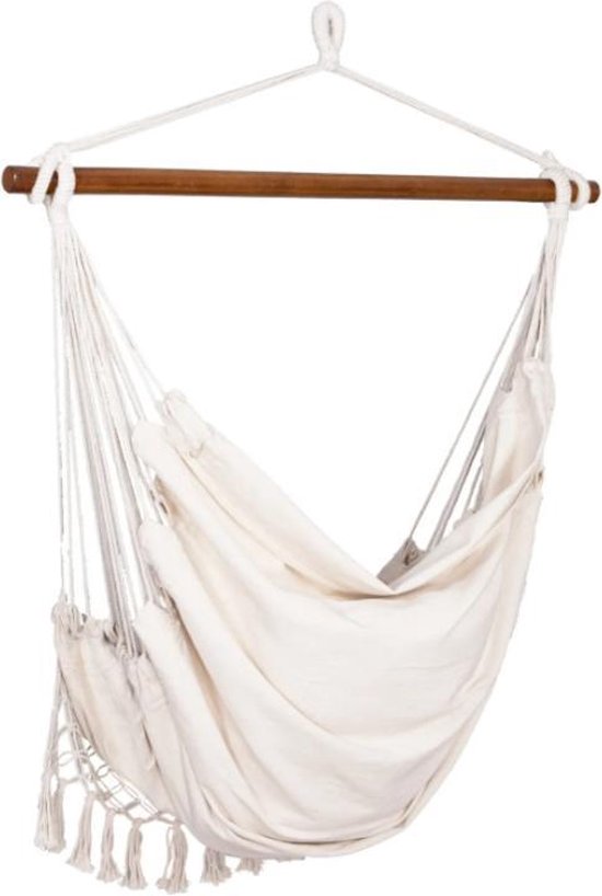 Witte hangstoel met macramé franjes, een houten spreidstok en schuine vouwen.