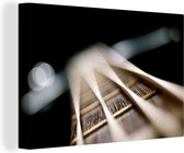 Gros plan des cordes d'une guitare basse Toile 60x40 cm - Tirage photo sur toile (Décoration murale salon / chambre)