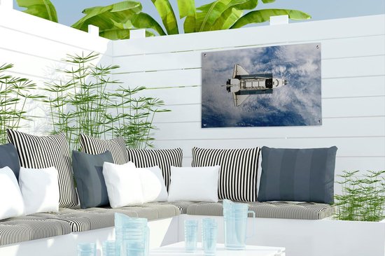 Navette spatiale dans l'espace au-dessus de la terre 60x40 cm