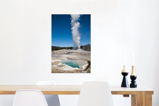 Un geyser actif avec des roches blanches dans le parc national de Yellowstone sur toile 60x90 cm - Tirage photo sur toile (Décoration murale salon / chambre)