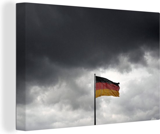 Duitse vlag in Berlijn tegen donkere wolken Canvas 140x90 cm - Foto print op Canvas schilderij (Wanddecoratie woonkamer / slaapkamer)