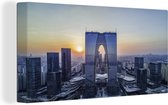 Canvas Schilderij Zonsondergang achter de skyline van Suzhou in China - 80x40 cm - Wanddecoratie