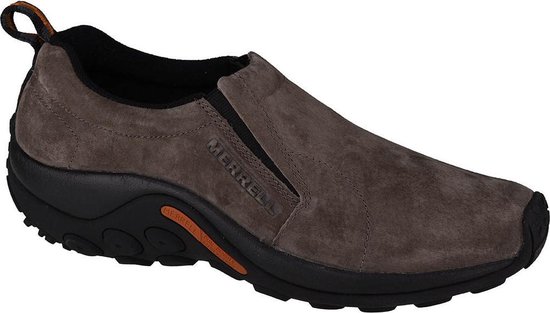 Bruine suède Merrell instapper met zwarte zool en oranje accenten op de lus aan de achterkant.