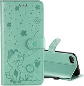 Voor iPhone 7/8 / SE 2020 Cat Bee Embossing Pattern Schokbestendig Horizontaal Flip Leren Case met Houder & Kaartsleuven & Portemonnee (Groen)