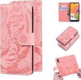 Voor Samsung Galaxy A01 Tiger Embossing Pattern Horizontale Flip lederen tas met houder & kaartsleuven & portemonnee (roze)