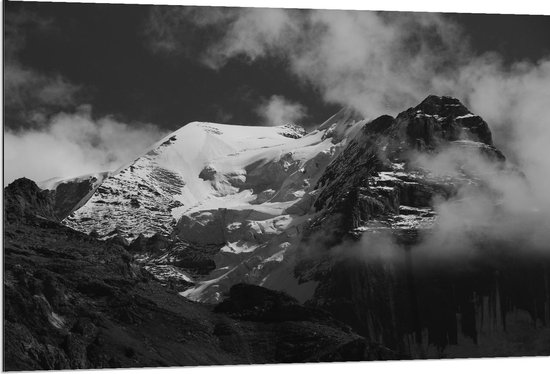 Dibond - Zwart met Witte Berg tussen de Wolken - 120x80cm Foto op Aluminium (Met Ophangsysteem)