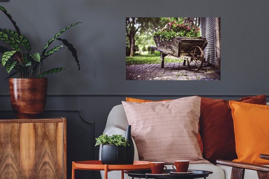 Sticker Muursticker Brouettes avec fleurs - brouette ancienne utilisée comme bac à fleurs - 60x40 cm - feuille autocollante - sticker mural repositionnable