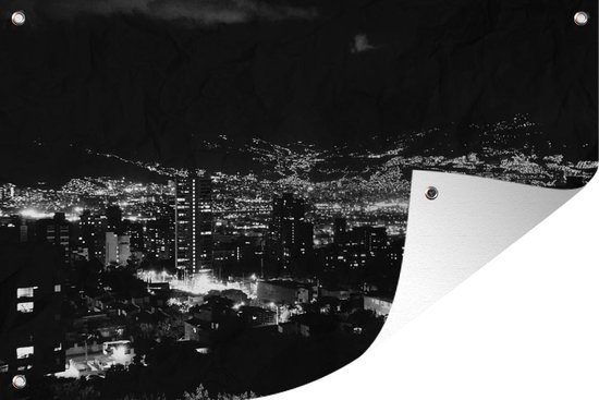 Tuinposter Zwart-wit skyline van het Colombiaanse Medellín tijdens de avond - 100x60 cm - Wanddecoratie Buiten - Tuinposter - Tuindoek - Schuttingposter - Tuinschilderij