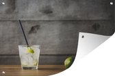 Tuinposters buiten Mojito-cocktail met limoen en munt op een houten achtergrond - 90x60 cm - Tuindoek - Buitenposter