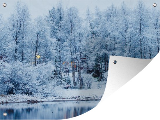 Een boot vol met sneeuw ligt langs een meer in Lapland - Tuinposter - Tuindoek