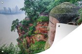 Tuinposters buiten De Aziatische Grote Boeddha van Leshan met de stad op de achtergrond in China - 90x60 cm - Tuindoek - Buitenposter