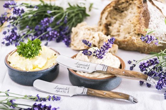 Twee Laguiole botermessen bij dips en lavendel.