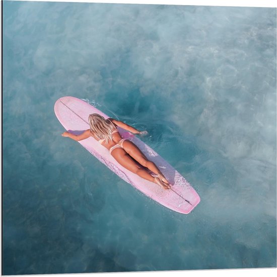 Dibond - Roze Surfbord met Surfster - 80x80cm Foto op Aluminium (Wanddecoratie van metaal)