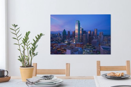 Le crépuscule du soir de Dallas au Texas avec un ciel violet Toile 90x60 cm - Tirage photo sur toile (Décoration murale salon / chambre)