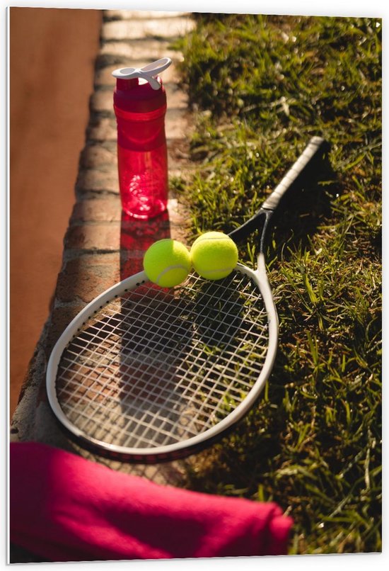 Forex - Tennisracket met Ballen en Waterfles - 60x90cm Foto op Forex