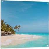 Tuinposter – Tropisch Wit Strand met Blauwe Zee en Palmbomen - 100x100cm Foto op Tuinposter  (wanddecoratie voor buiten en binnen)