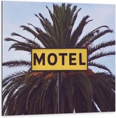 Dibond - ''Motel'' Bord bij Palmboom - 100x100cm Foto op Aluminium (Wanddecoratie van metaal)