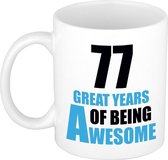 77 great years of being awesome cadeau mok / beker wit en blauw