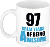 97 great years of being awesome cadeau mok / beker wit en blauw