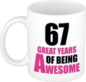 67 great years of being awesome cadeau mok / beker wit en roze