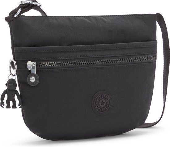 Zwarte Kipling schoudertas, model Arto S, met een ritsvak op de voorkant, zilverkleurige hardware en Kipling aapje als hanger.
