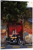 Tuinposter – Oude Rode Deuren met Getekende Man op Motor - 80x120cm Foto op Tuinposter  (wanddecoratie voor buiten en binnen)