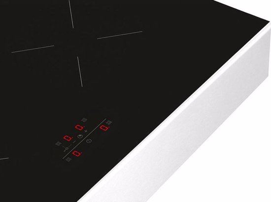 Detail van een zwarte inductiekookplaat met witte rand en digitaal rood display.