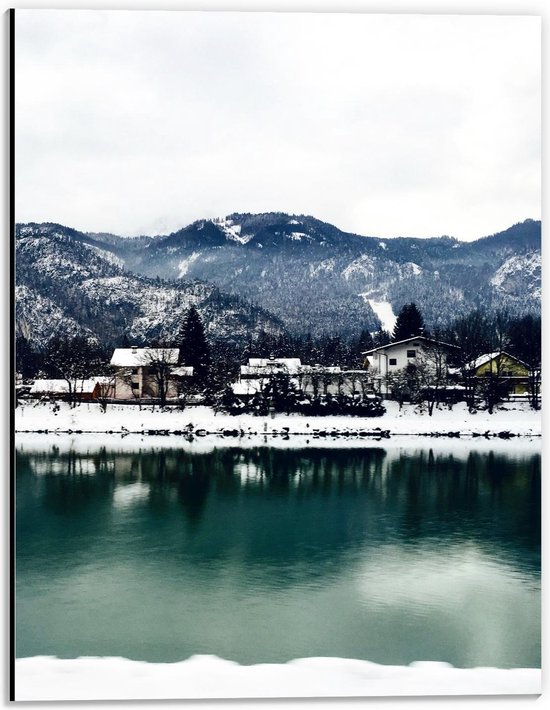 Dibond - Besneeuwde Huizen en Bergen aan het Water - 30x40cm Foto op Aluminium (Met Ophangsysteem)