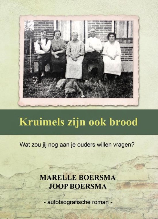 Boek "Kruimels zijn ook brood" van Marelle Boersma en Joop Boersma. Een autobiografische roman met een zwart-witfoto van vijf personen en een hond.