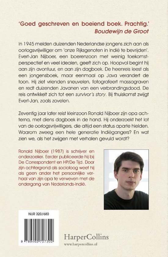 Achterkant boek met tekst en een portretfoto van een jonge man met donker haar.