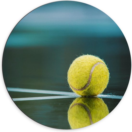 Dibond Wandcirkel - Tennisbal met Weerspiegeling op Veld - 70x70cm Foto op Aluminium Wandcirkel (met ophangsysteem)