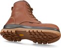 Bruine leren werklaars met vetersluiting, witte stiksels en een donkerbruine zool. Schuine opname.
