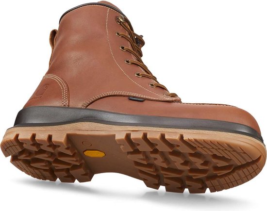 Bruine leren werklaars met vetersluiting, witte stiksels en een donkerbruine zool. Schuine opname.