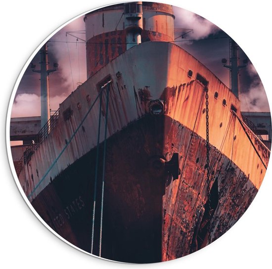 Forex Wandcirkel - Oud Verroest Schip met Oranjekleurige Lucht - 20x20cm Foto op Wandcirkel (met ophangsysteem)