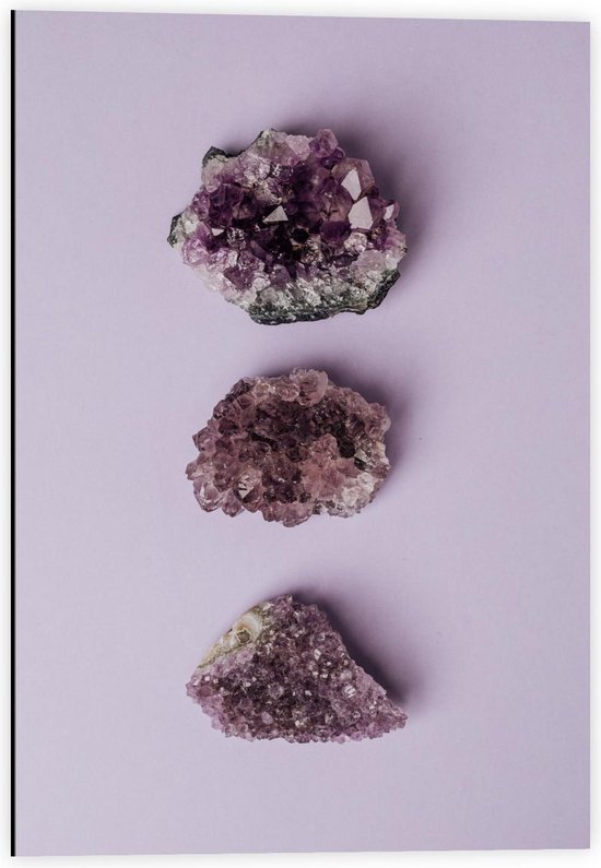 Dibond - Drie Paarse Kristallen  - 40x60cm Foto op Aluminium (Met Ophangsysteem)