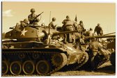 Dibond - Tank met Leger uit de Oorlog - 60x40cm Foto op Aluminium (Wanddecoratie van metaal)