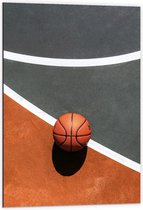 Dibond - Basketbal op de Grond - 60x90cm Foto op Aluminium (Met Ophangsysteem)