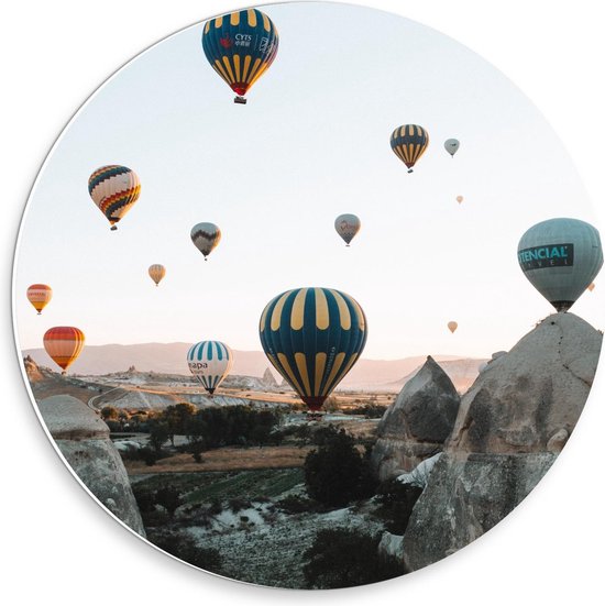 Forex Wandcirkel - Meerde Luchtballonnen in de Lucht - 30x30cm Foto op Wandcirkel (met ophangsysteem)