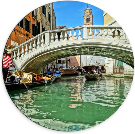 Dibond Wandcirkel - Bootjes onder de Brug - Italië  - 70x70cm Foto op Aluminium Wandcirkel (met ophangsysteem)