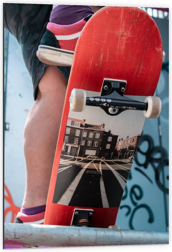 Dibond - Skater met Rood Skateboard - 60x90cm Foto op Aluminium (Met Ophangsysteem)