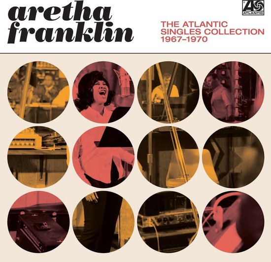 Vinylhoes met Aretha Franklin's "The Atlantic Singles Collection 1967-1970", met ronde, geclusterde foto's van de zangeres en studio-opnamen.