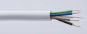 Witte kabel met vijf aderparen: groen, blauw, grijs, bruin en zwart, met koperen uiteinden.