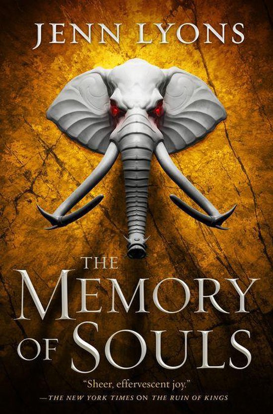 Boekhoes van "The Memory of Souls" door Jenn Lyons, met een grijze olifant met rode ogen op een gouden achtergrond.